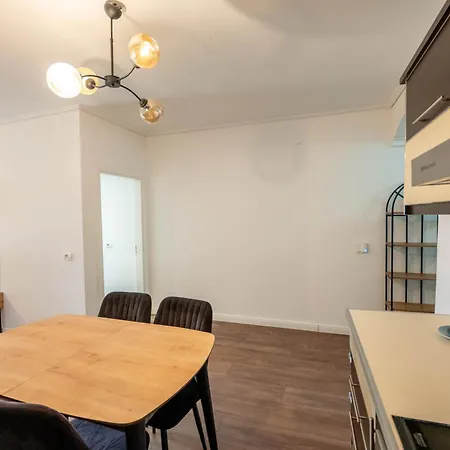 Tirent - Komuna E Parisit, 2 地拉那