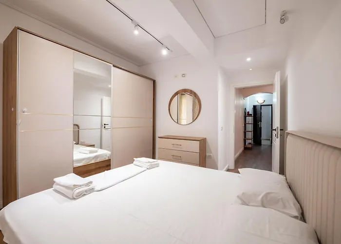 Tirent - Komuna E Parisit, 2 アパート ティラナ