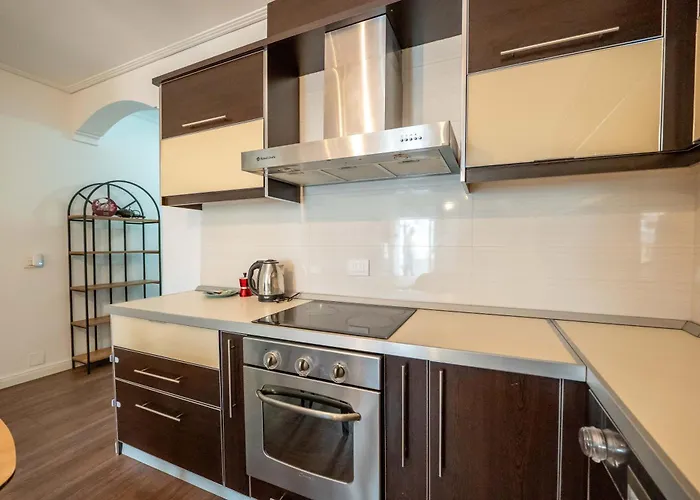 Tirent - Komuna E Parisit, 2 ティラナ