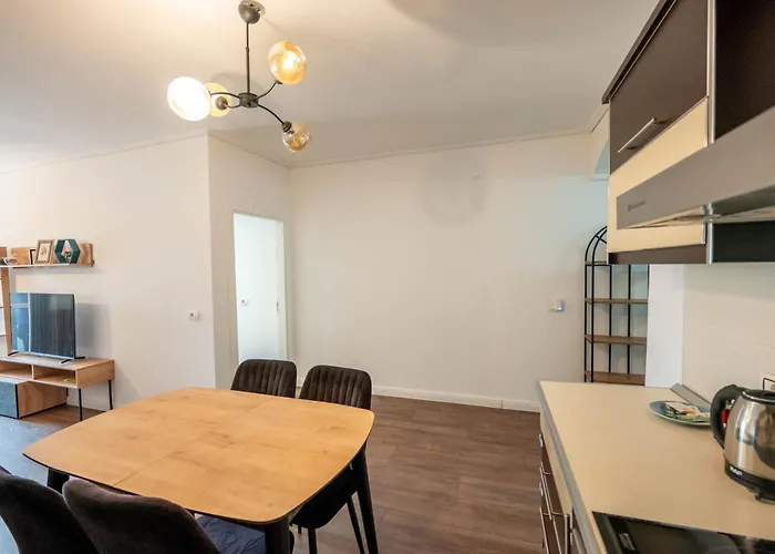 Tirent - Komuna E Parisit, 2 Tirana